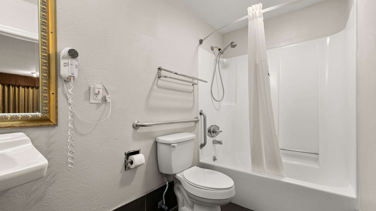 Photo of Bedroom in White Pine