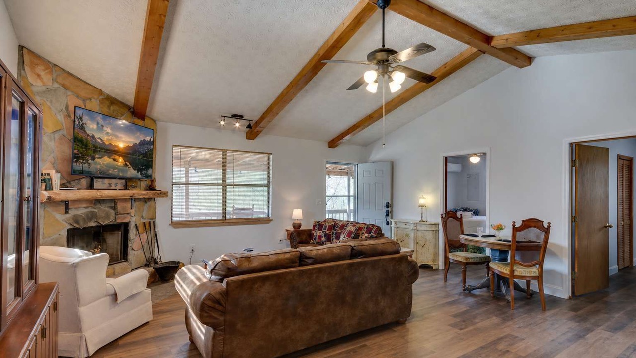 Photo of Livingroom in Cosby