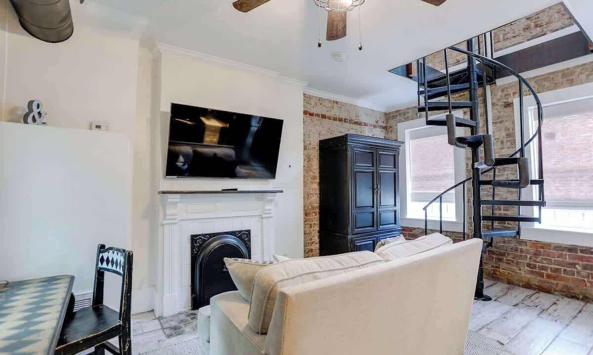 Photo of Livingroom in Historic District - North
