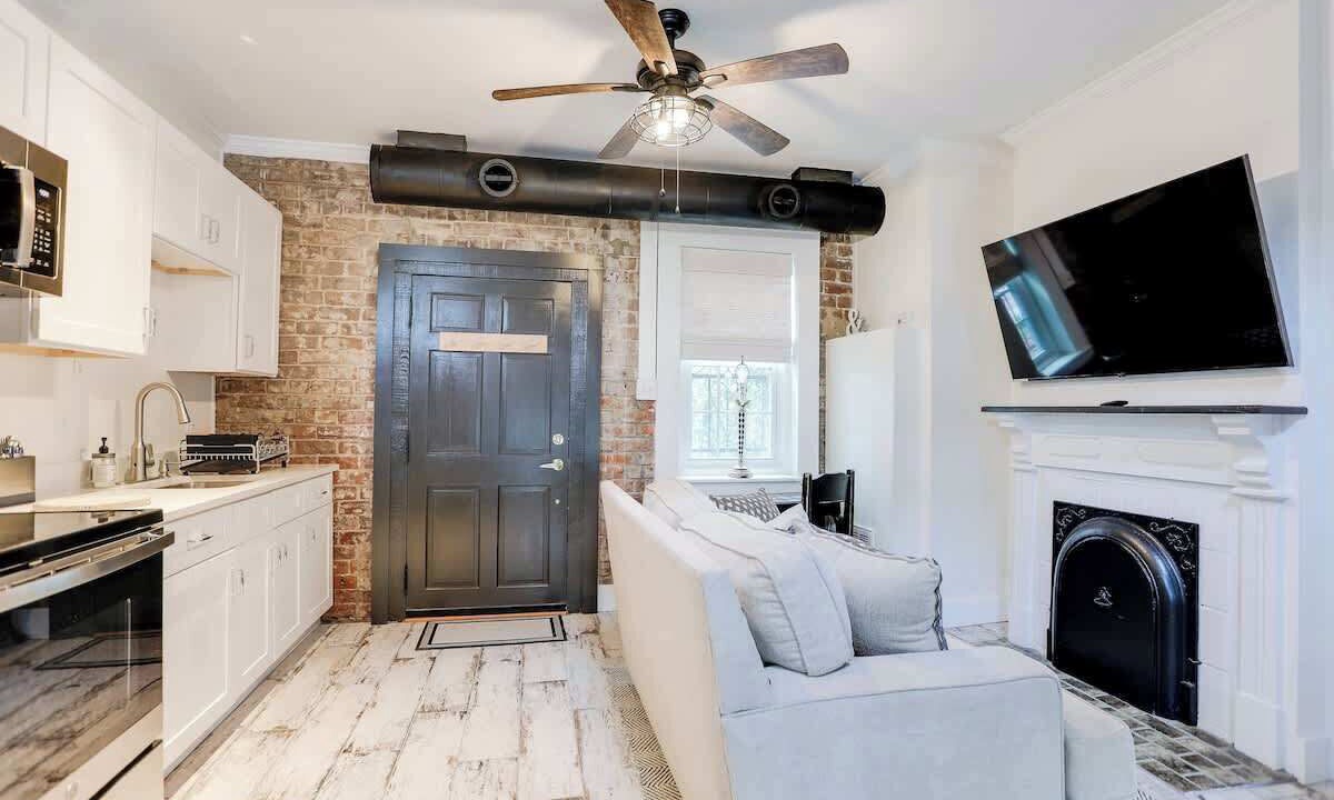 Photo of Livingroom in Historic District - North