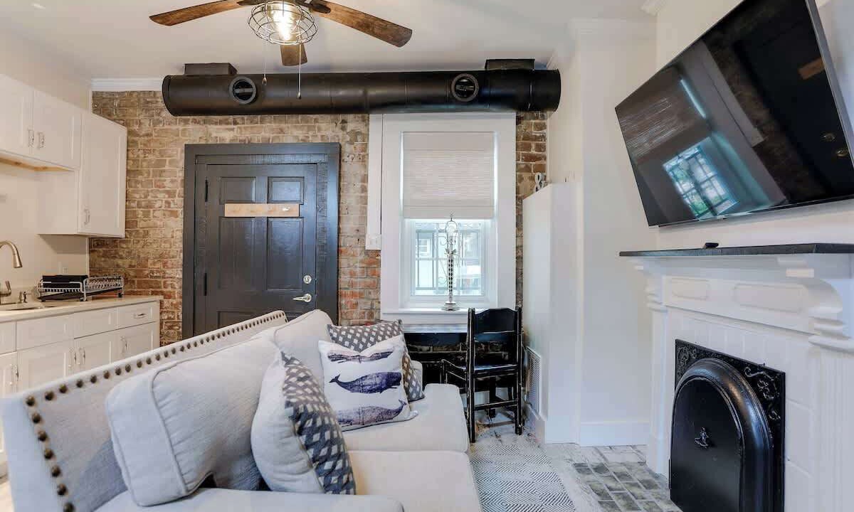 Photo of Livingroom in Historic District - North