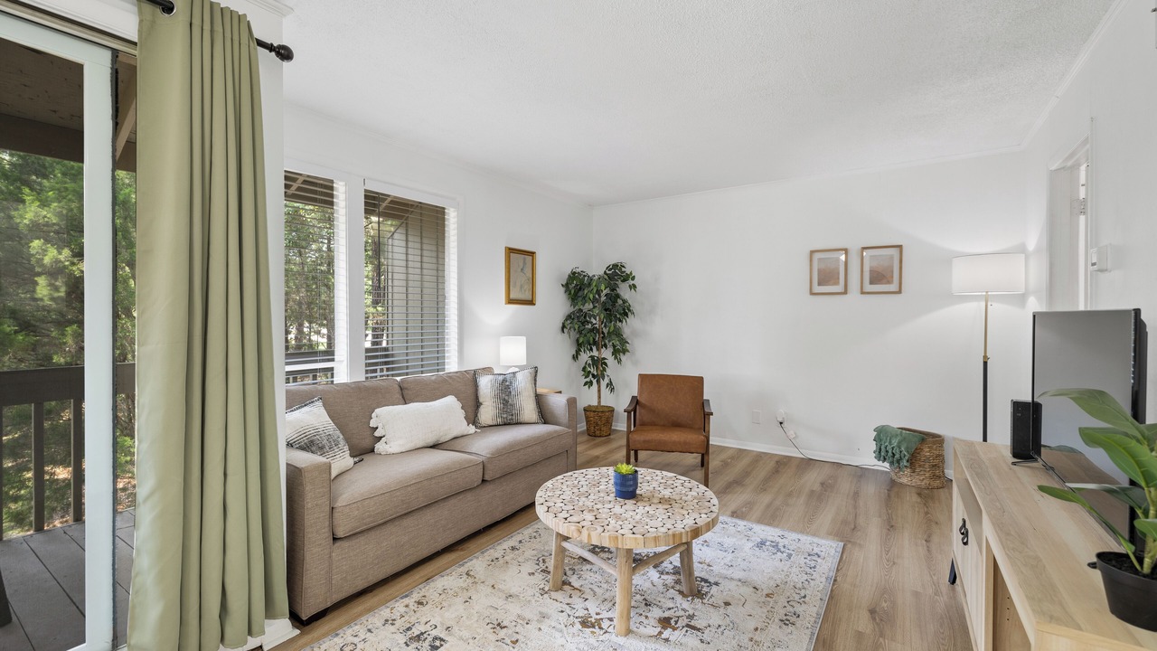 Photo of Livingroom in Daphne