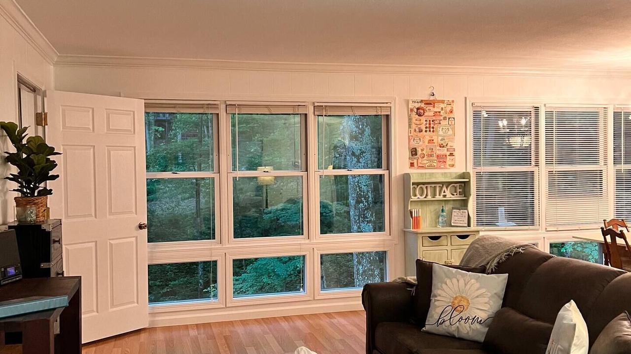 Photo of Livingroom in Walker-In-the-Hills