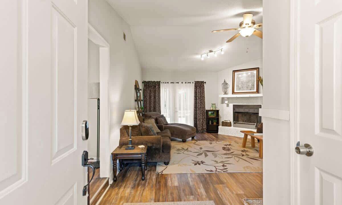 Photo of Livingroom in Country Club Estates