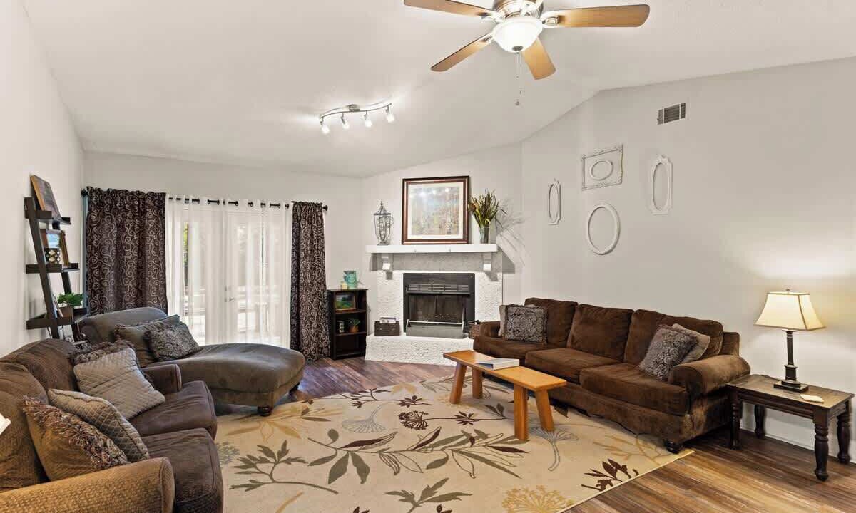 Photo of Livingroom in Country Club Estates