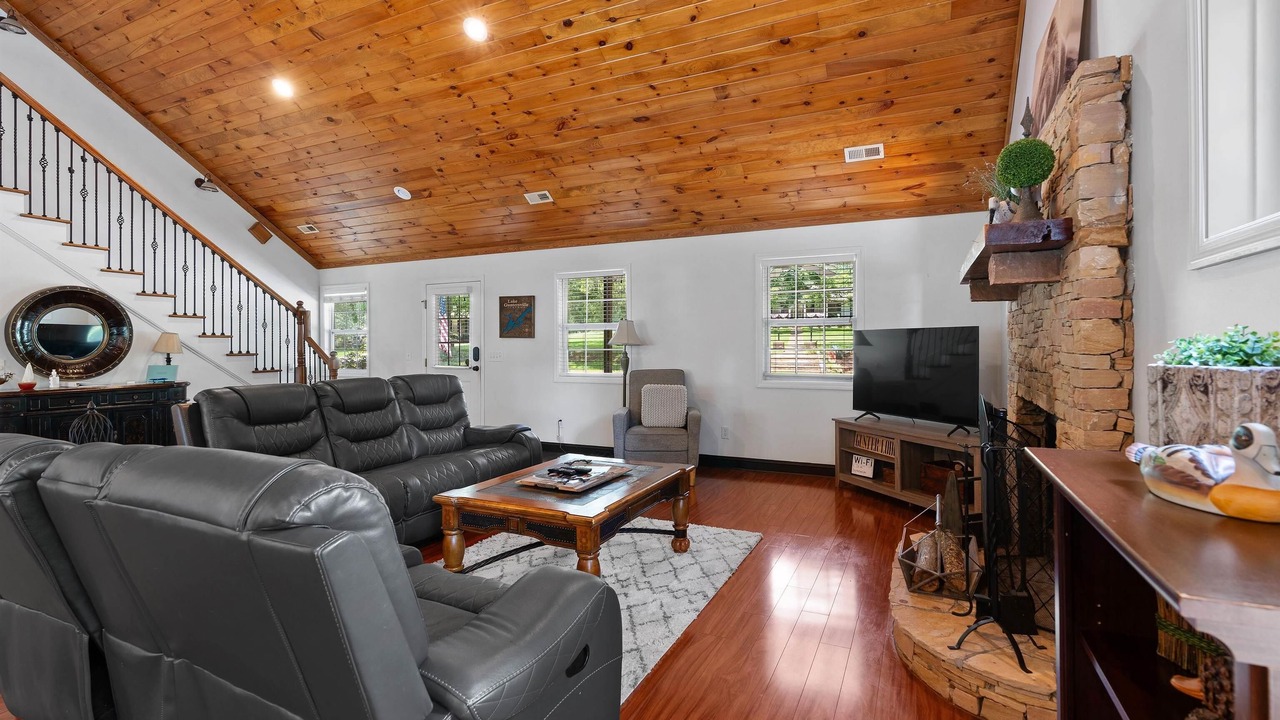 Photo of Livingroom in Guntersville