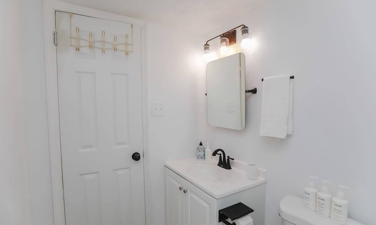 Photo of Bathroom in Willoughby Spit