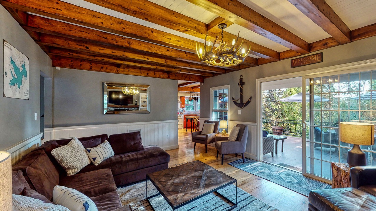 Photo of Livingroom in Lake Arrowhead