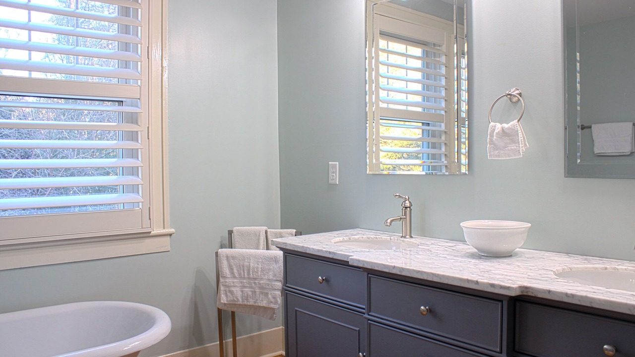 Photo of Bathroom in Grove Park- Sunset