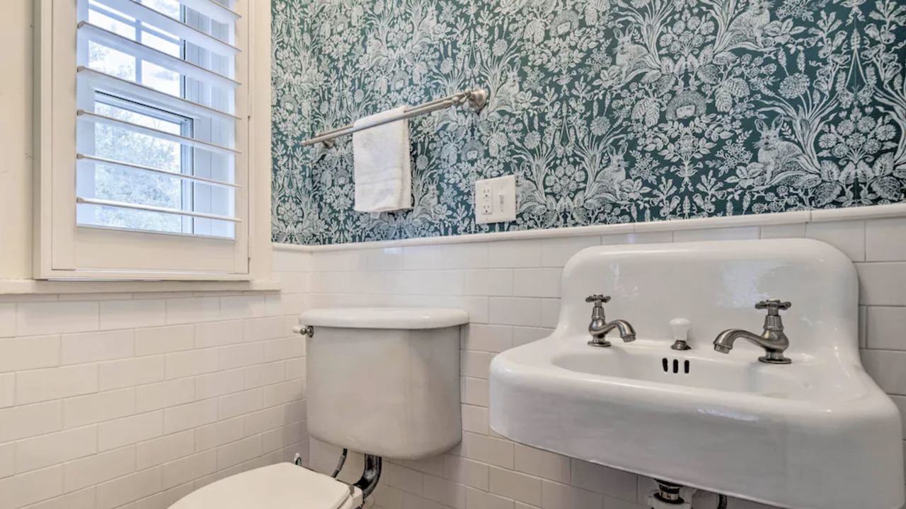 Photo of Bathroom in Grove Park- Sunset