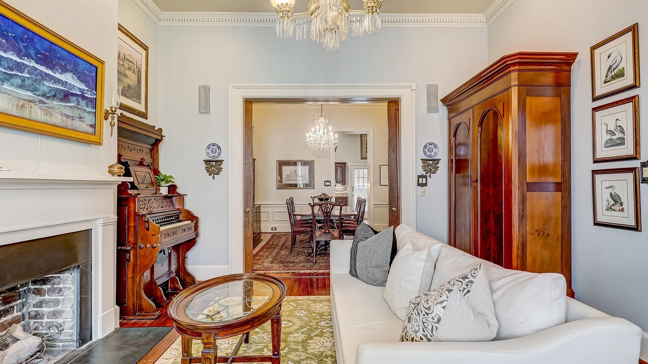 Photo of Livingroom in Historic District - North