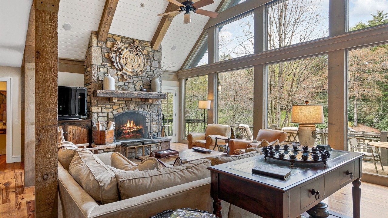 Photo of Livingroom in Lake Toxaway