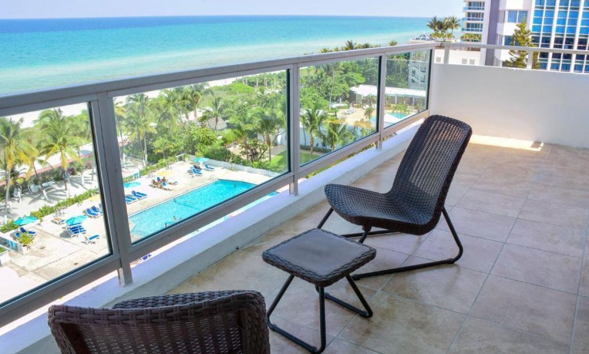 Photo of Patio Balcony in Mid Beach