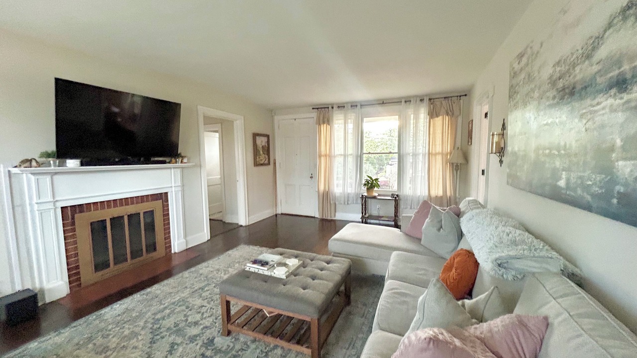 Photo of Livingroom in Forest Hills