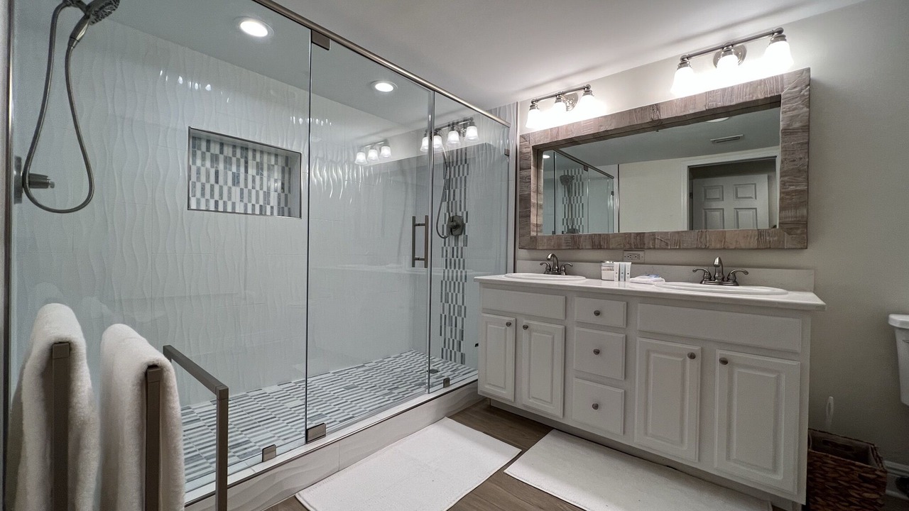 Photo of Bathroom in Orange Beach East