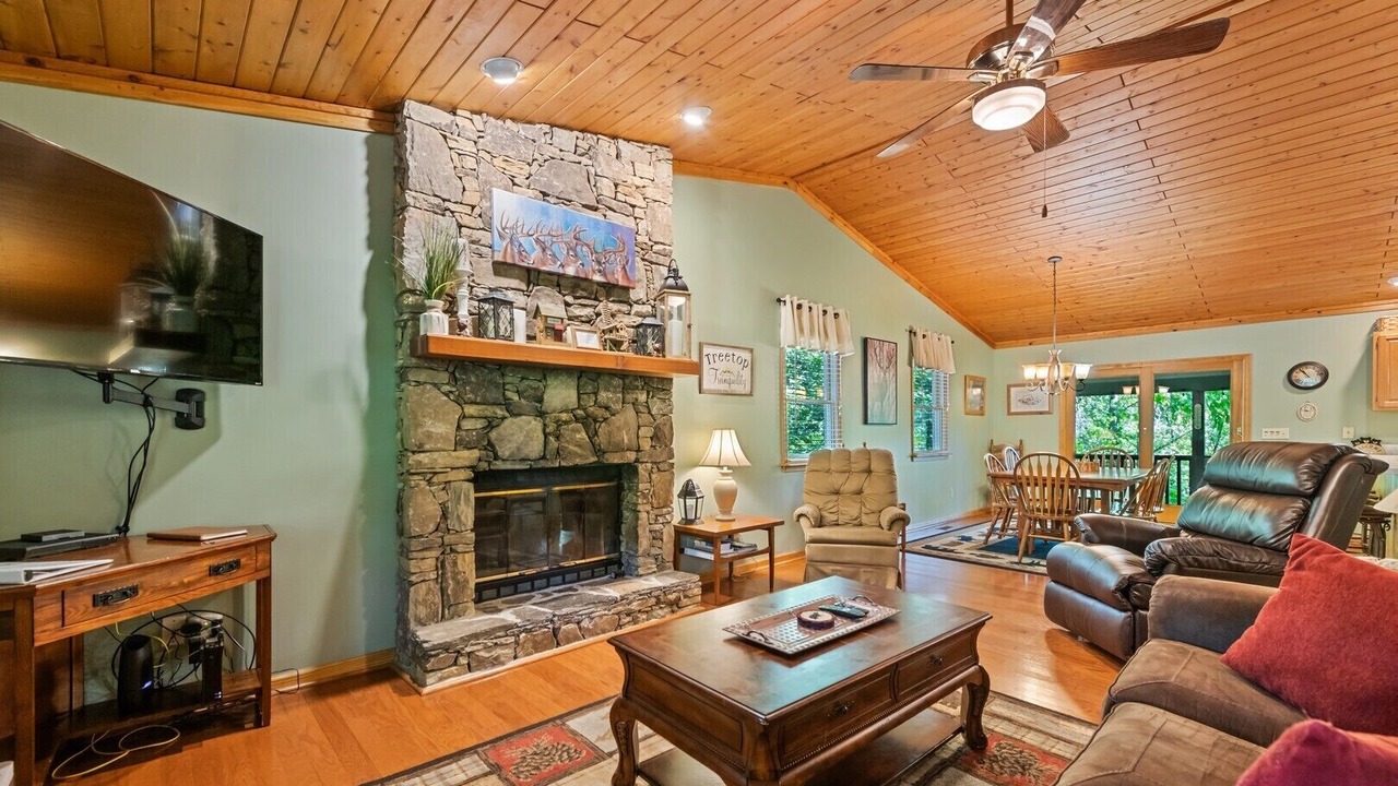 Photo of Livingroom in Maggie Valley