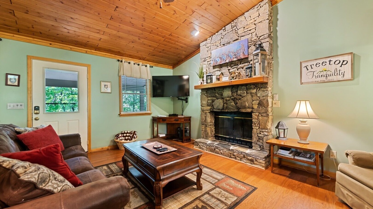 Photo of Livingroom in Maggie Valley