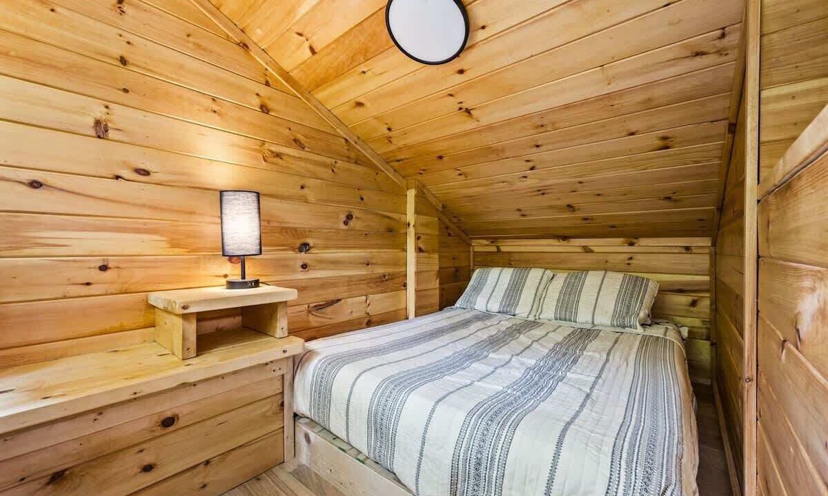 Photo of Bedroom in Rocky Grove