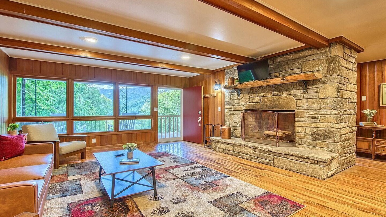 Photo of Livingroom in Maggie Valley