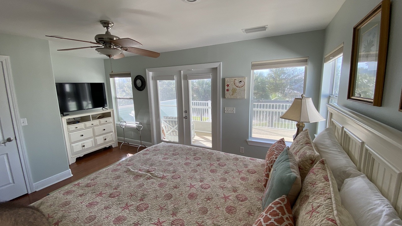 Photo of Bedroom in Crystal Beach