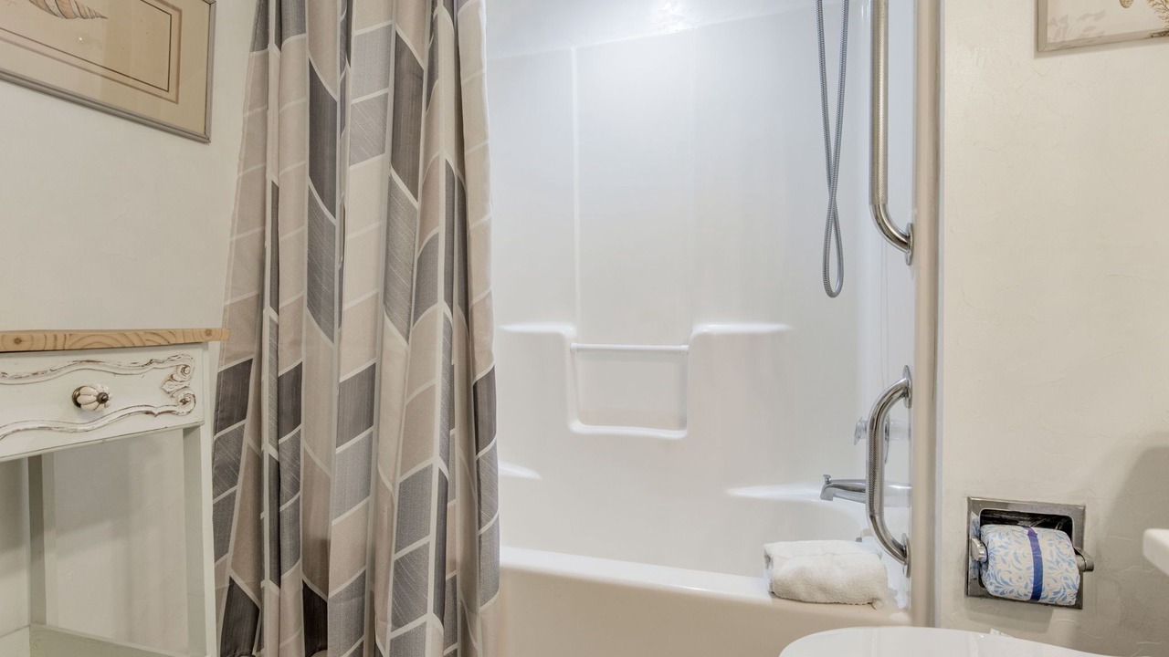 Photo of Bathroom in Orange Beach East