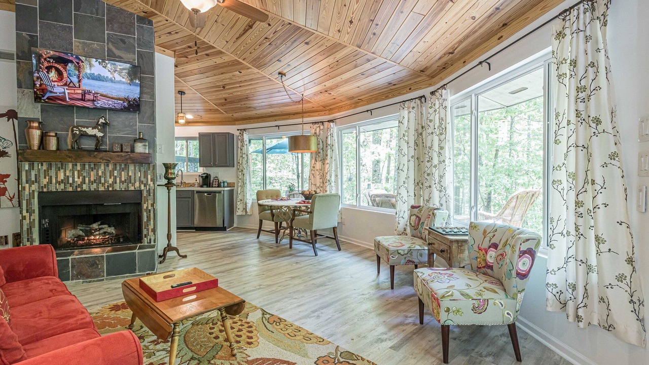 Photo of Livingroom in Dahlonega