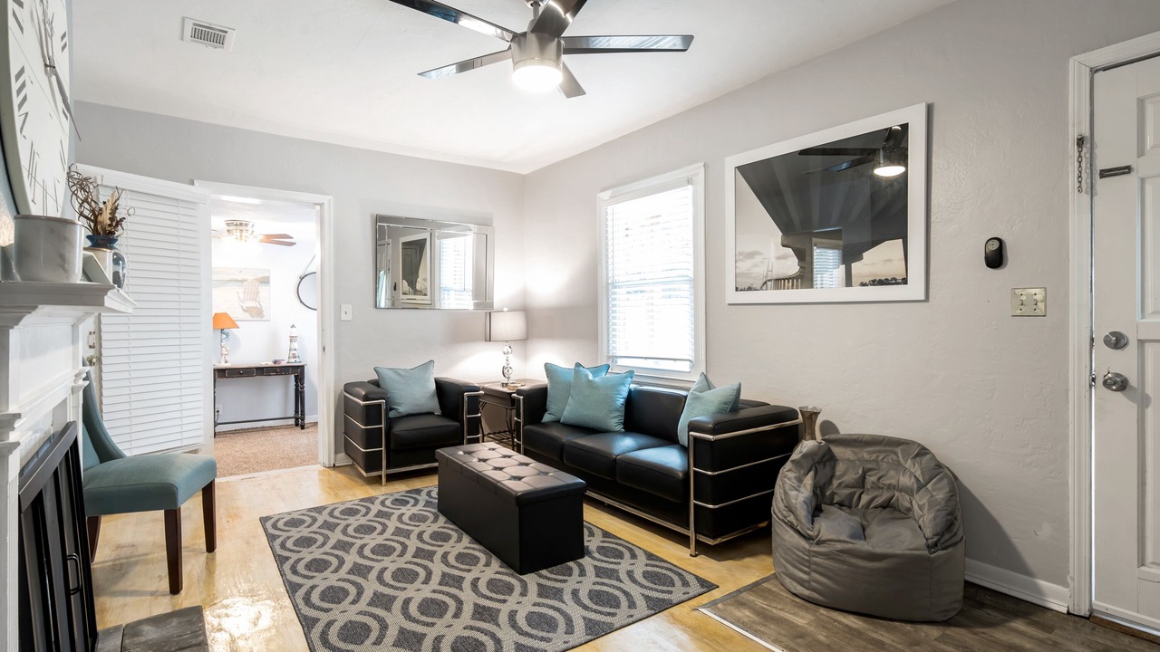 Photo of Livingroom in Dock Junction
