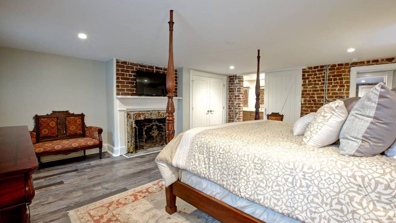 Photo of Bedroom in Historic District - North