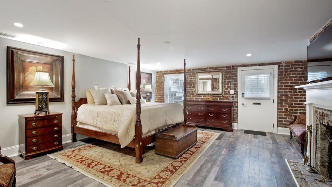 Photo of Bedroom in Historic District - North