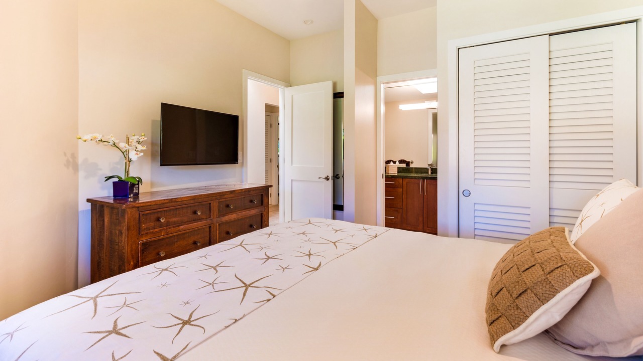 Photo of Bedroom in Historic Lahaina Front Street