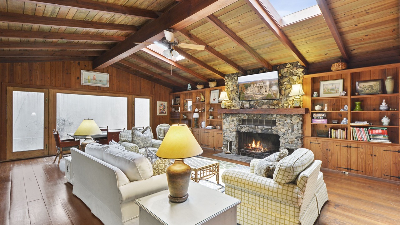 Photo of Livingroom in King City