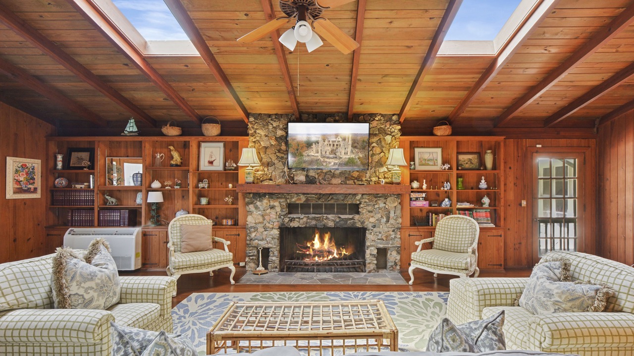 Photo of Livingroom in King City