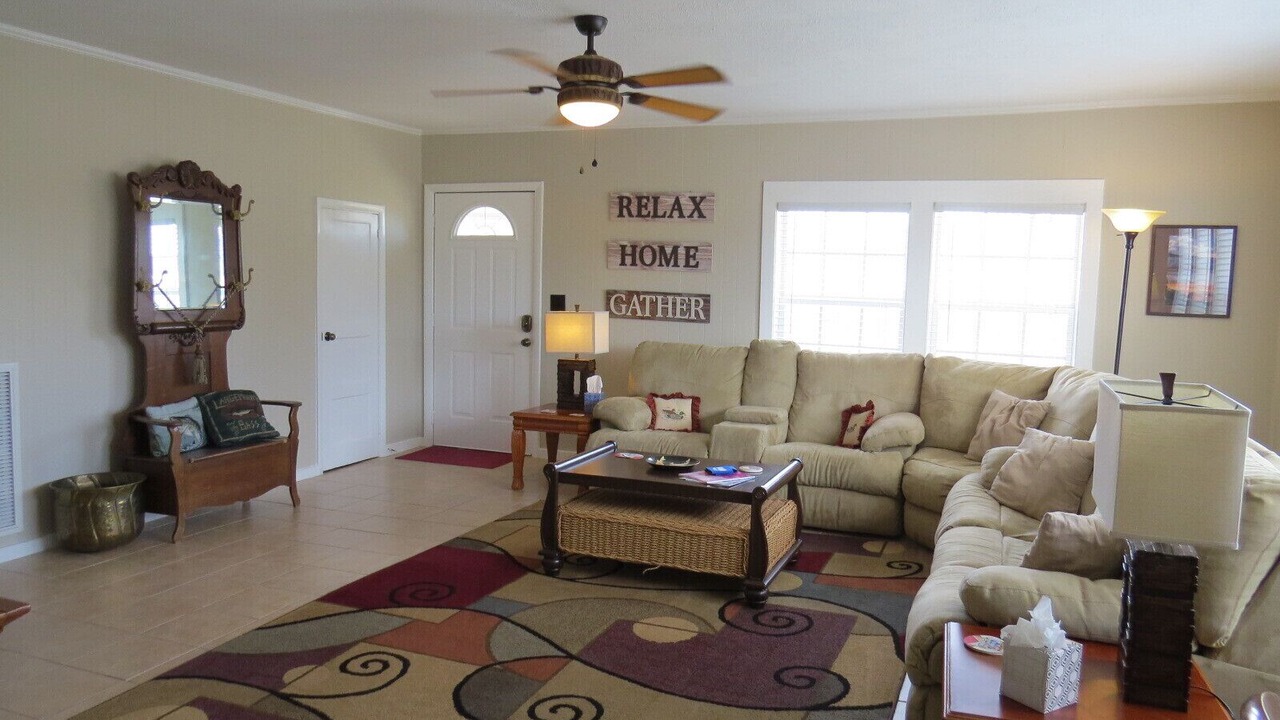 Photo of Livingroom in Guntersville