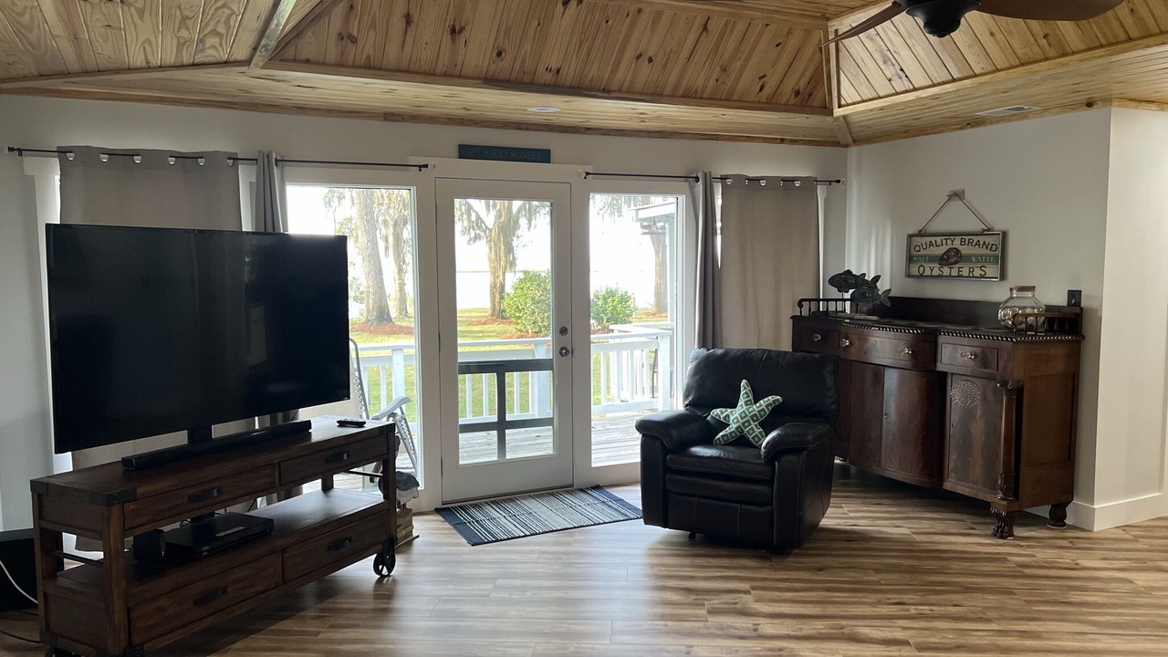 Photo of Livingroom in Midway