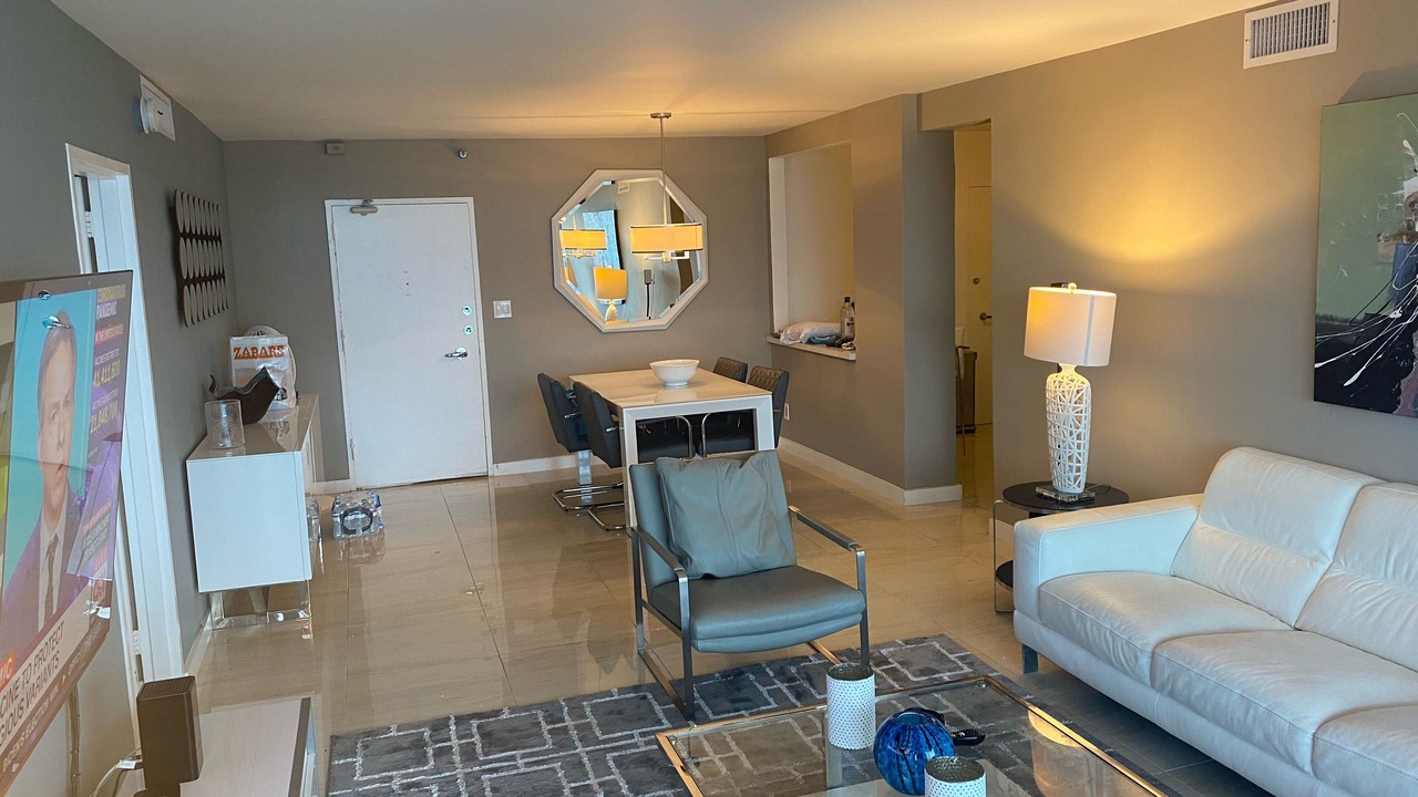 Photo of Livingroom in Mid Beach