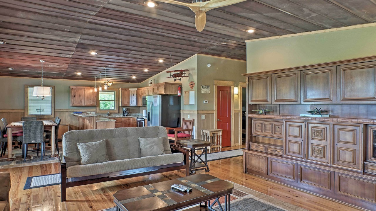 Photo of Livingroom in Guntersville