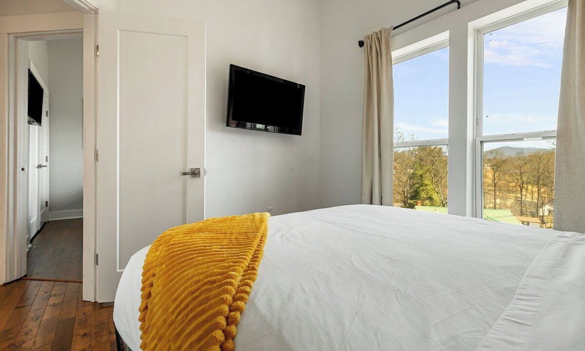Photo of Bedroom in Woodfin