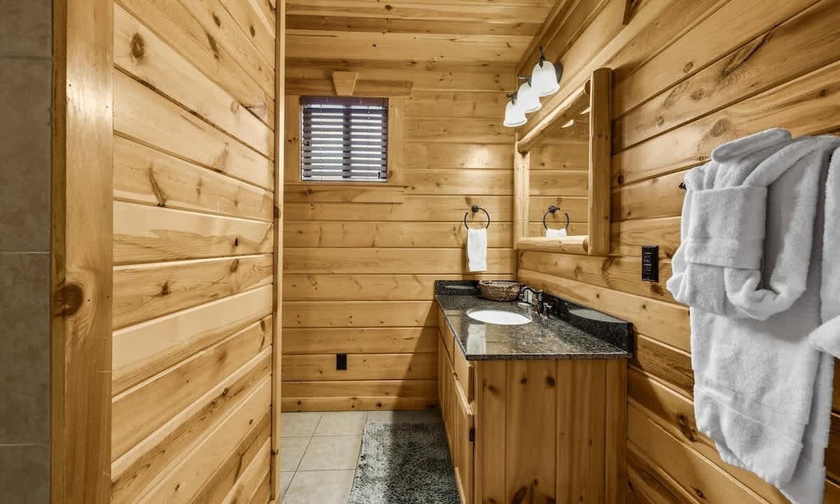 Photo of Bathroom in White Oak Lodge