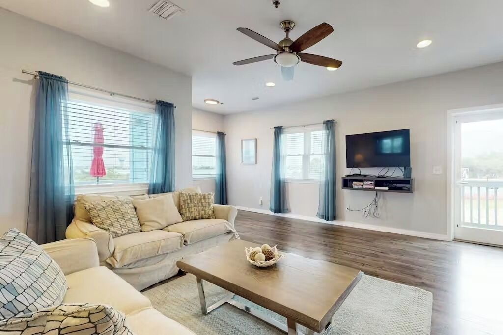 Photo of Livingroom in Ono Island