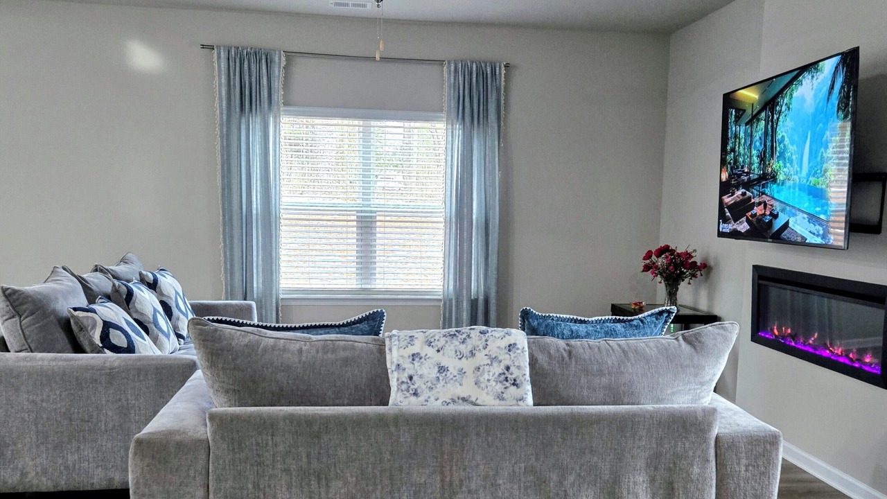 Photo of Livingroom in Davis Lake - Eastfield