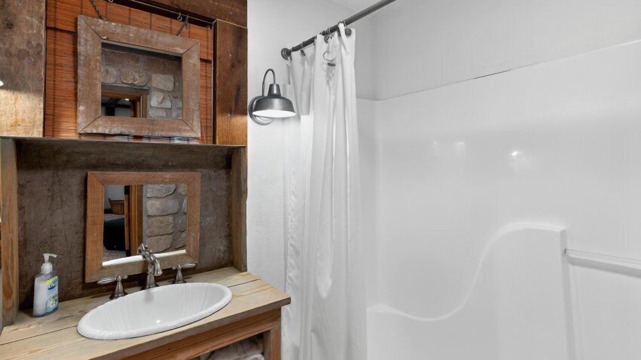 Photo of Bathroom in Guntersville
