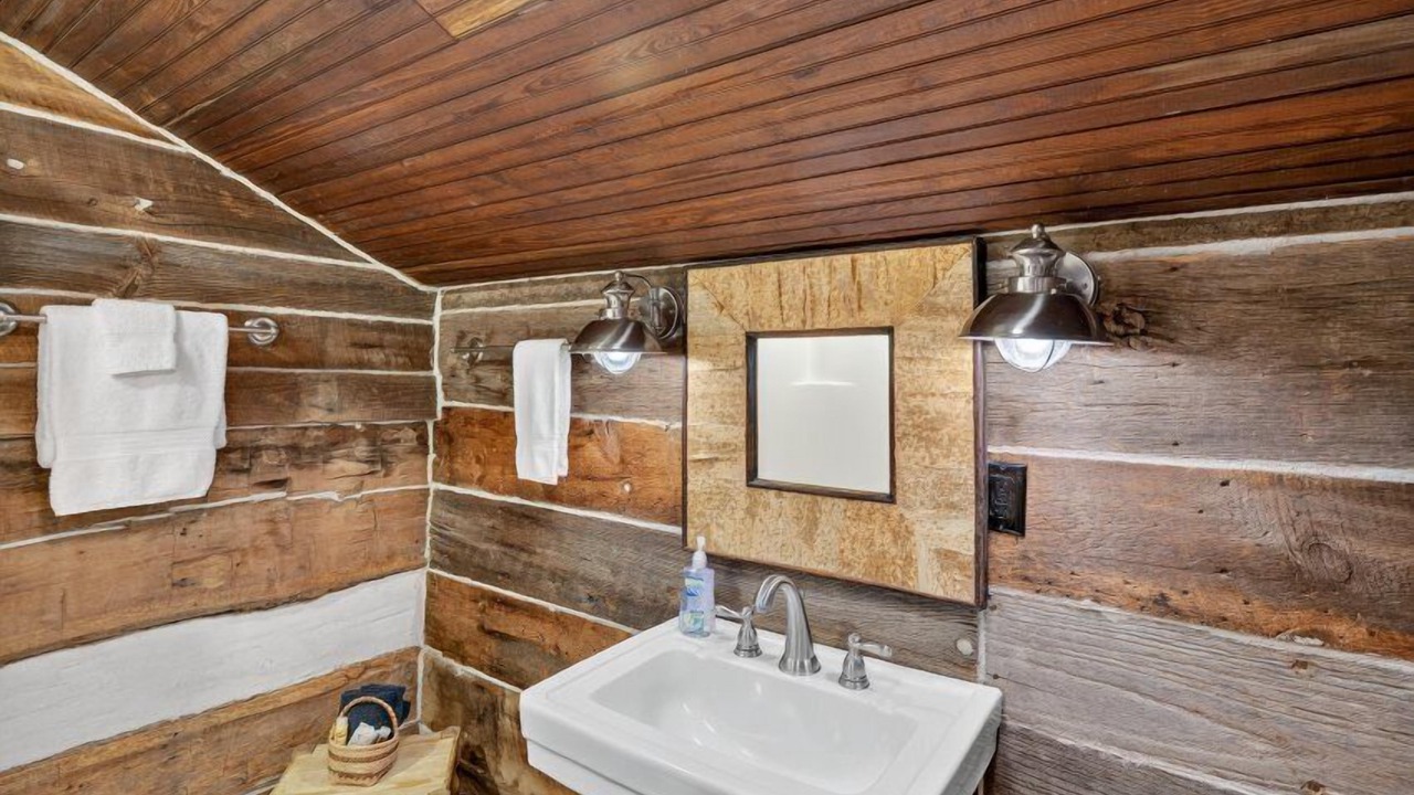 Photo of Bathroom in Guntersville