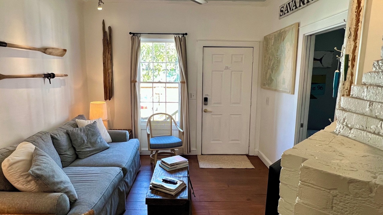 Photo of Livingroom in Historic District - North