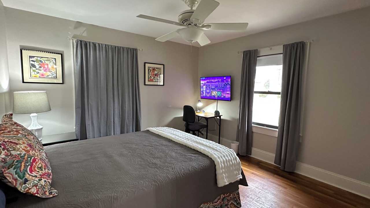 Photo of Bedroom in Oakwood Historic District