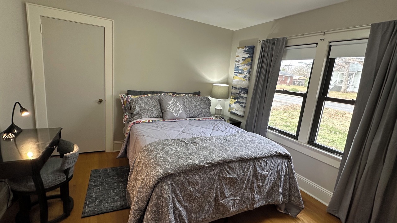 Photo of Bedroom in Oakwood Historic District