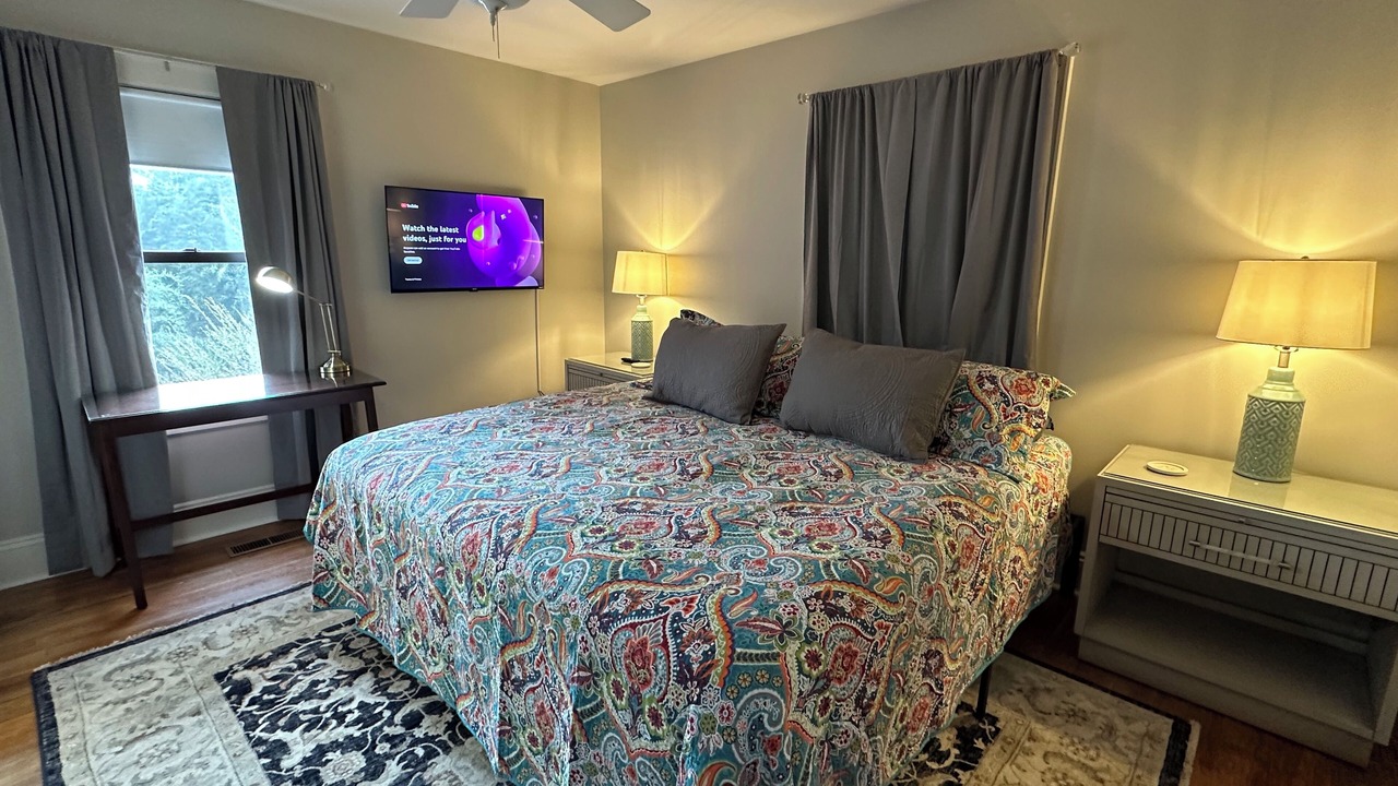 Photo of Bedroom in Oakwood Historic District