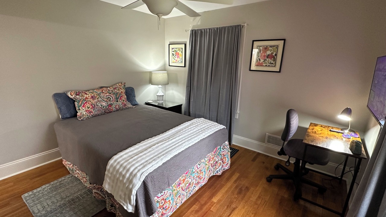 Photo of Bedroom in Oakwood Historic District