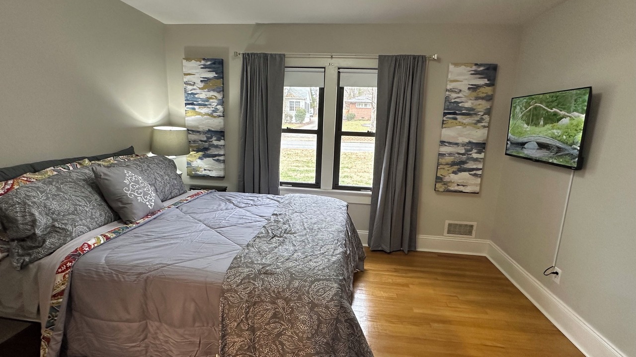 Photo of Bedroom in Oakwood Historic District
