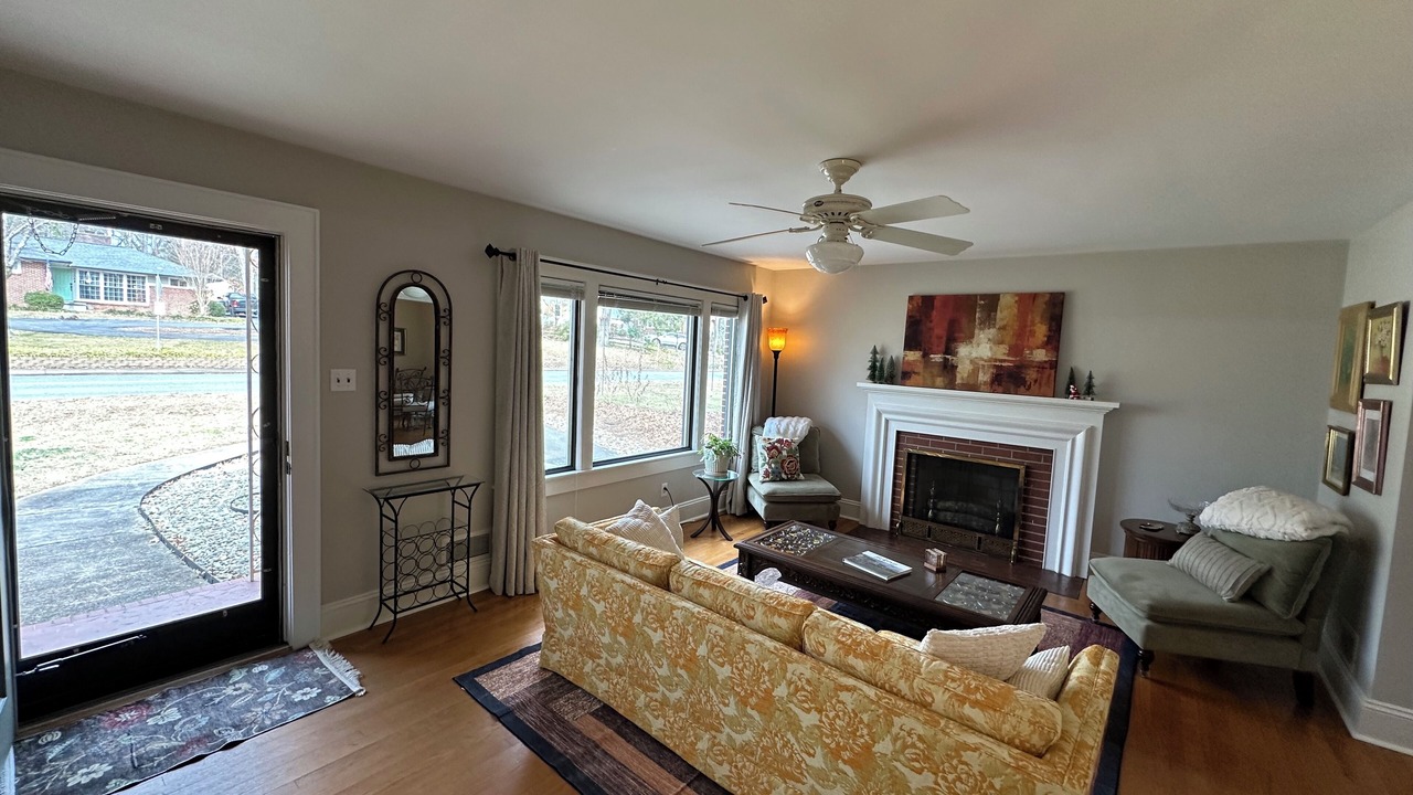 Photo of Livingroom in Oakwood Historic District