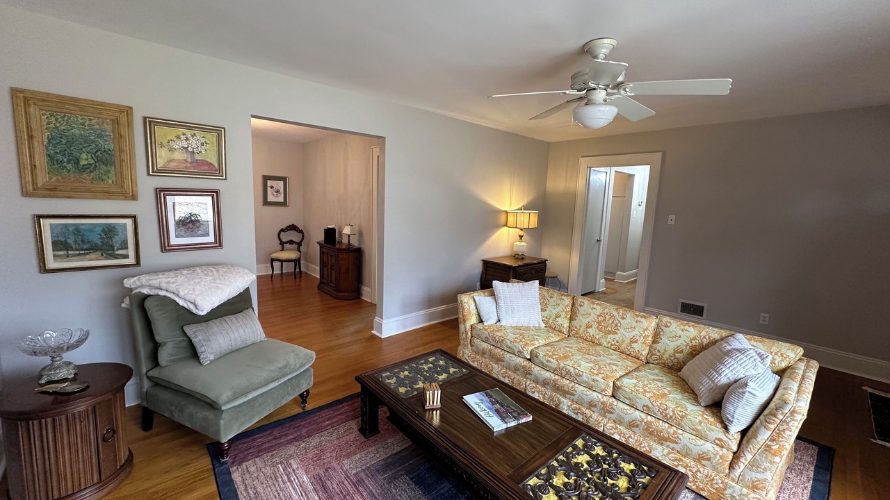 Photo of Livingroom in Oakwood Historic District